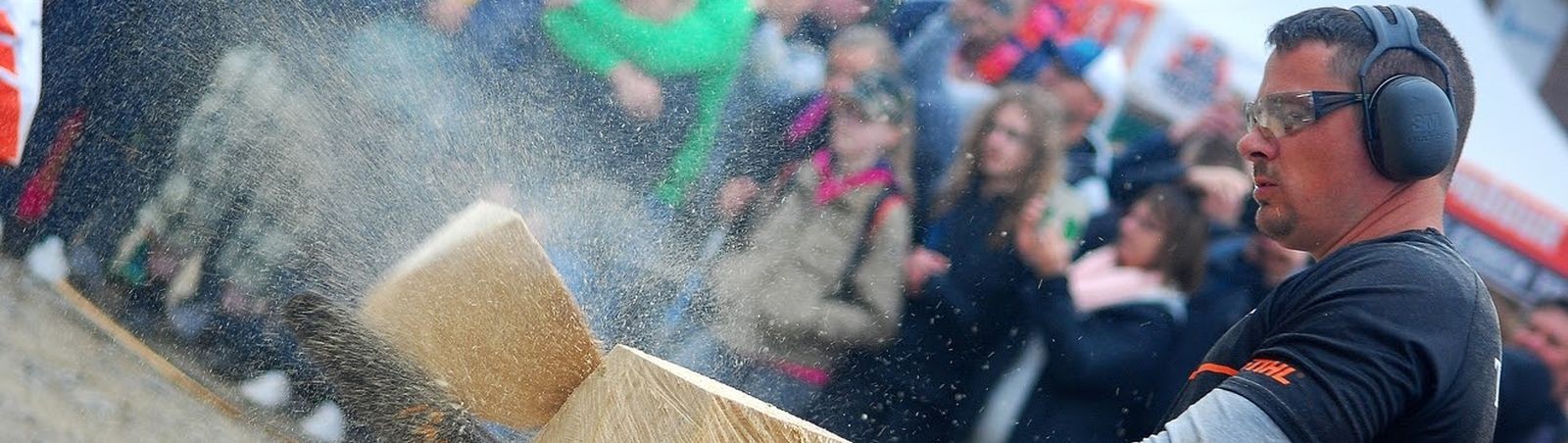 Pustevny v Beskydech ovládnou nejlepší řezbáři s motorovými pilami
