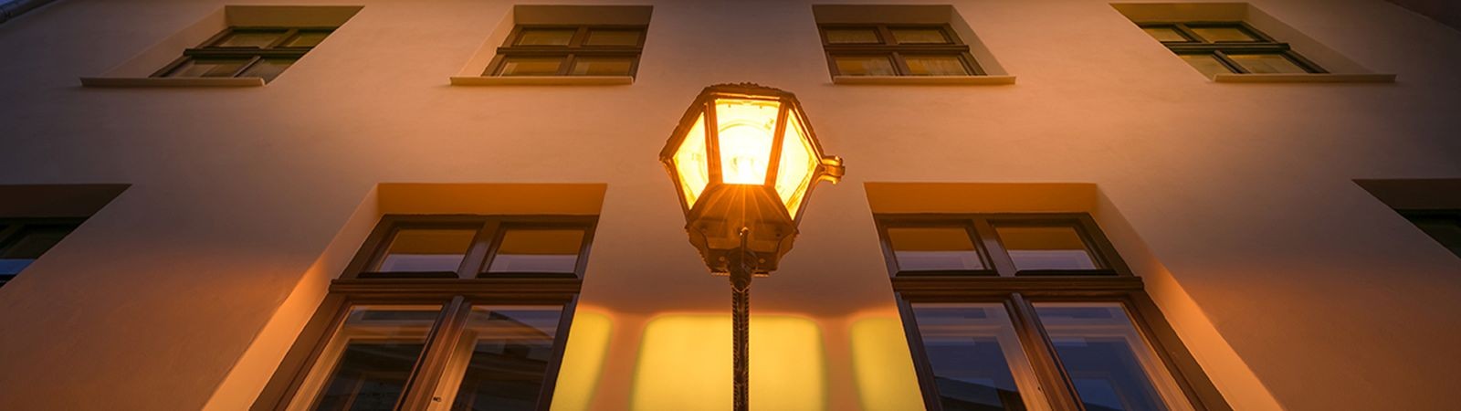 Měsťanské domy, tajemné ponurosti i psychoanalytika na jednom místě