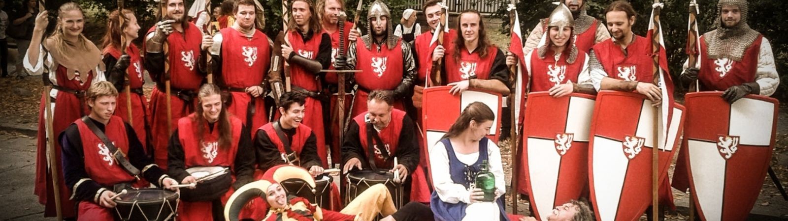 Za hradními slavnostmi, veterány, burčákem i pouštěním draků do Beskyd