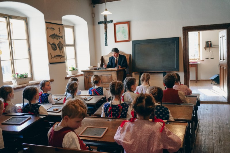 Nahlédni do školních příběhů minulosti