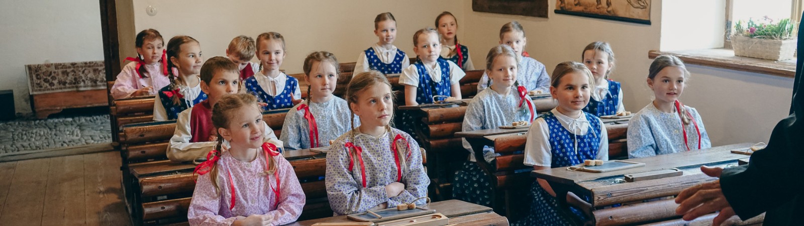 Nahlédni do školních příběhů minulosti