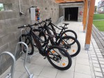 elektrokola si můžete vypůjčit a nabít v nedalekém Radegastově šenku