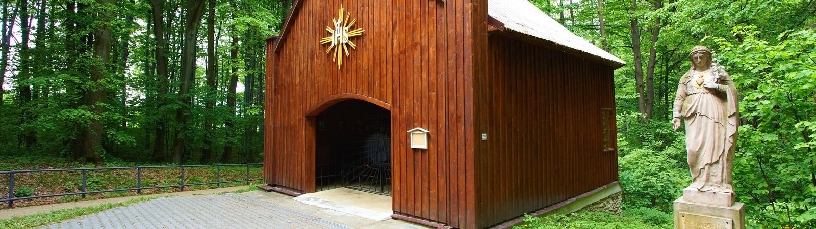 Procházkou ke kapličce a pramenu v Hájku až k nejcennějšímu dřevěnému kostelíku v ČR